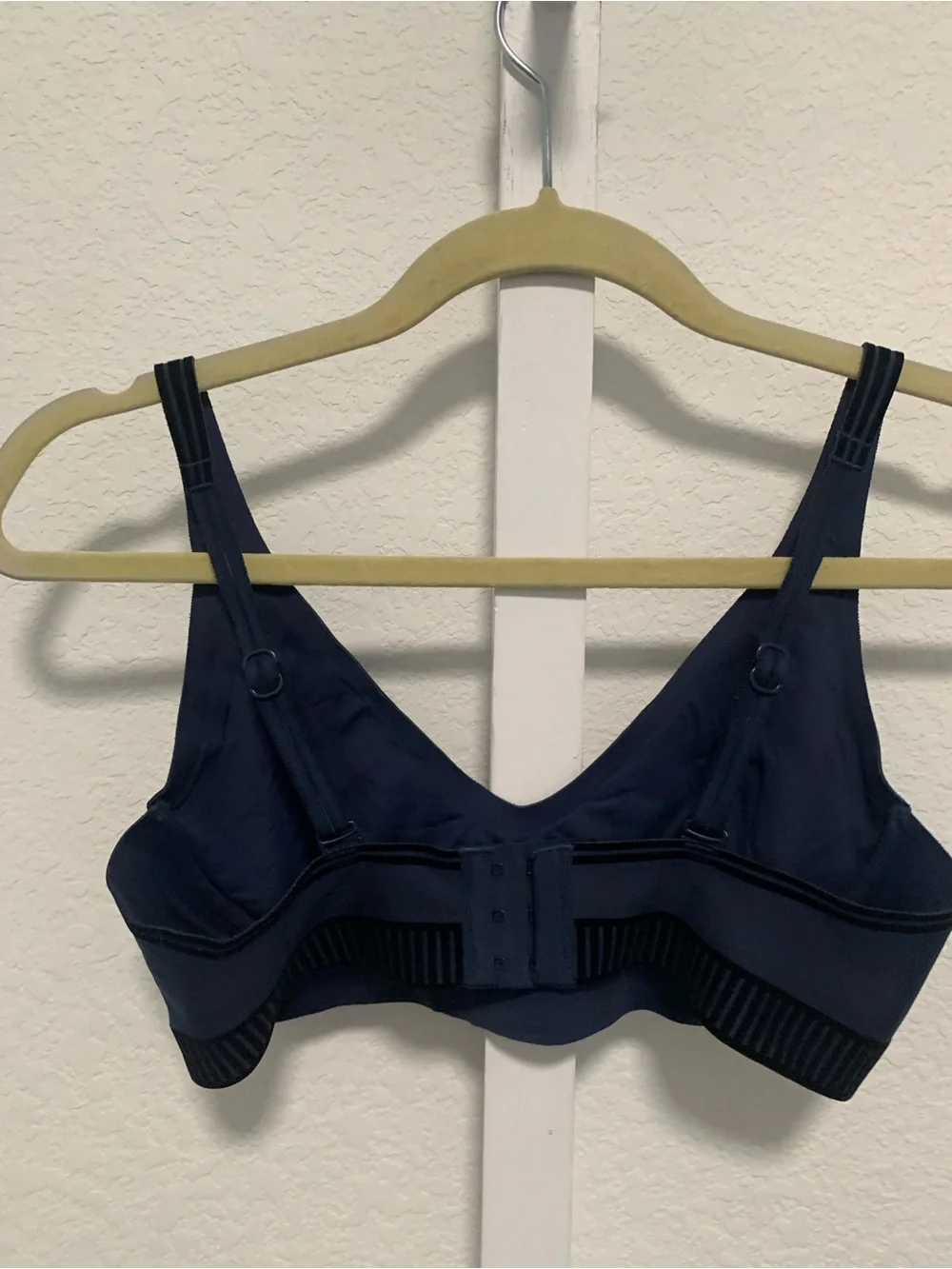 ALO Yoga Air Lift Line Up Dark Blue V-Neck Minimal Sports Bra